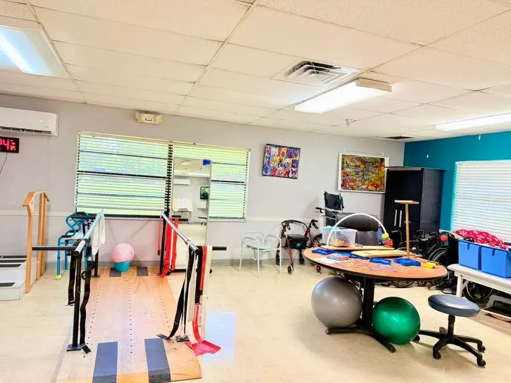 The therapy gym at Vivo Healthcare Wauchula, with parallel bars and training steps